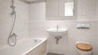 Badezimmer mit Wanne - „Stylisch & Studiennah: 2-Zimmer-Wohnung mit offener Küche & Hof-Balkon“