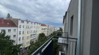 Balkonsicht - Erstbezug nach Sanierung! Großzügige 3 Zimmer mit Ausblick+ Balkon + Wannenbad,+ Aufzug in Kiezlage