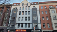 Hausansicht - Großzügige 2 Zimmer Altbau mit Traumbalkon, Dielen, Wannenbad in Zentraler Lage
