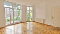 Titelbild - Großzügige 2 Zimmer Altbau mit Traumbalkon, Dielen, Wannenbad in Zentraler Lage
