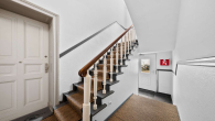 Treppenhaus Quergebäude - Ideale Lage. Fast Barrierefrei. Eigene große Terrasse. Herzlich Willkommen!