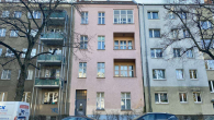 Hausansicht - 1-Zimmer – Cozy Altbau Wohnung – Unbefristet und mit Balkon!