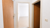 Innenimpression - Helle 1-Zimmer-Wohnung im 2. OG – Küche mit Baumblick, frei ab 01.07.2026