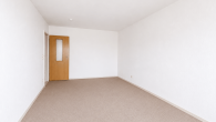 Innenimpression - Helle 1-Zimmer-Wohnung im 2. OG – Küche mit Baumblick, frei ab 01.07.2026