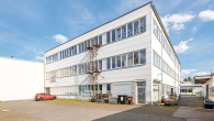 Außenansicht mit Parkplätzen - Produktionshalle oder Bürofläche gesucht? Wir haben Sie!