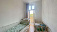 Schlaf-Zimmer mit Balkon- - Unbefristet & charmant: 2,5-Zimmer-Altbauwohnung im Herzen von Pankow!