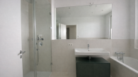 Badezimmer Blick 2 mit Dusche - Modernes City-Living: Stilvolle 2-Zimmer-Neubauwohnung mit 2 Balkonen in 10115 Mitte