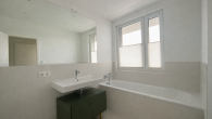 Badezimmer Blick 1 mit Wanne - Modernes City-Living: Stilvolle 2-Zimmer-Neubauwohnung mit 2 Balkonen in 10115 Mitte