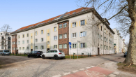 Hausansicht - Berlin. Gut vermietet. Neu saniertes Bad. Glückliche Mieterin. Was will man mehr?