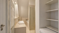 Bad / WC - Hell, Groß, Höhe decken und mit Balkon! Unbefristete 4 Zimmer Wohnung im DG !