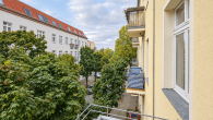 Balkonsicht - Toller Altbau mit Wohnküche, Dielen und Balkon!